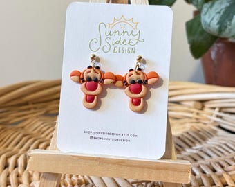 Pendientes de Tigger de arcilla polimérica / Pendientes colgantes con la cabeza de Tigger hechos a mano inspirados en Disney / Joyería de Winnie the Pooh / Regalo del Bosque de los Cien Acres
