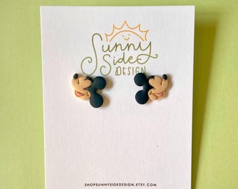 Pendientes de botón inspirados en Mickey Mouse / Joyería hecha a mano con arcilla polimérica