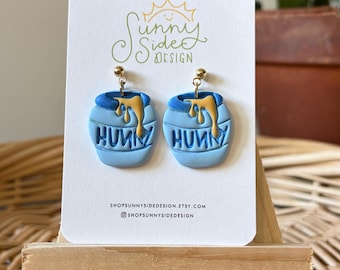 Pendientes colgantes de tarro de miel / Pendientes inspirados en Winnie the Pooh con efecto de goteo de miel / Pendientes hechos a mano de arcilla polimérica / Joyería adorable inspirada en Disney