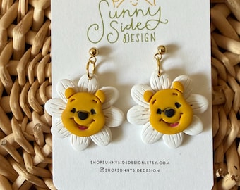 Pendientes de flores de Winnie the Pooh / Pendientes colgantes de margaritas de Pooh Bear / Pendientes hechos a mano de arcilla polimérica / Joyería adorable inspirada en Disney