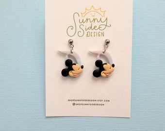 Pendientes pequeños hechos a mano inspirados en Mickey Mouse con la letra "D" de Disneyland / Joyas de arcilla polimérica de Disneyland