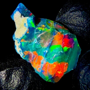 Opale naturelle noire sèche, gemme de feu d'Éthiopie, qualité brute 7,30 Ct 16x11x11 mm