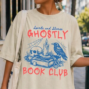 Spöklik bokklubb T-shirt | Spöklik läsare | Mörk Academia | Halloween Korp Läskig Spökskräck | Bokkläder | Gotisk läsning | Häxig