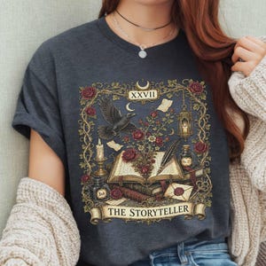 Camiseta de autor/escritor/a / Regalo de romance creativo / Biografía de novelista "Escribiendo el próximo capítulo" / Ropa literaria / Literatura de ficción