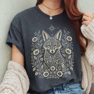 Camisa bohemia con estampado de zorros / Estilo cottagecore vintage con flores silvestres / Estilo gótico grunge alternativo / Naturaleza pagana wicca / Ropa forestcore / Camisa cottagecore