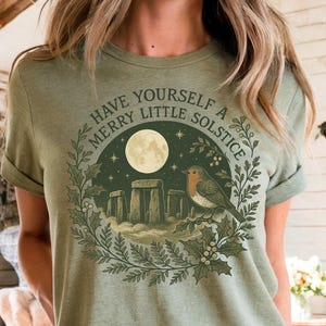 メリー冬至Tシャツ | レトロな異教徒のクリスマス | 天体アパレル | ヒッピー | 神秘的な宇宙 | ストーンヘンジ クリスマス ボヘミアン ムーン