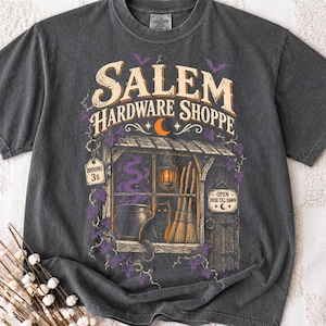 Salem Broomstick Hardware Shop T-shirt, svart katthäxa T-shirt, häxig Halloween-t-shirt, mystisk kattgåva