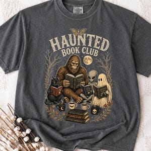 Camiseta del Club de Lectura Embrujada, Camiseta Gótica para Amantes de los Libros, Camiseta de Halloween de Criptidos, Camiseta de Lectura de Cuervo y Hombre Polilla de Folk Horror Cottagecore, Regalo Espeluznante