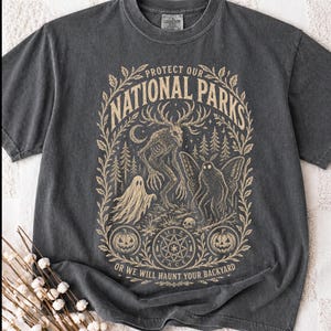 Skydda våra nationalparker, hemsökta skogar, skjorta | Bigfoot Mothman Cryptids Ghost | Halloween folkkonst | Nationalparkskjorta