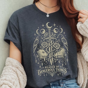 ロマンティックブックシリーズ レイヴンズソードローズ リーディングTシャツ、ブックファンタジークラブ リーダー ブックトック ブックラバー ギフトシャツ ダークロマンスTシャツ