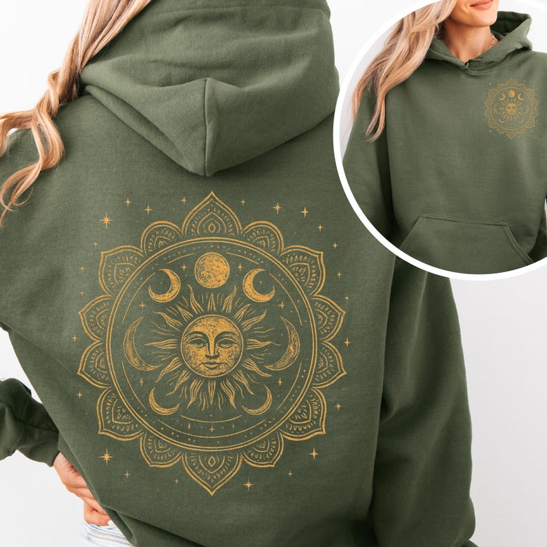 Puede incluir: Sudadera con capucha verde oliva con un dise&ntilde;o de mandala dorado de sol y luna en la espalda y una versi&oacute;n m&aacute;s peque&ntilde;a en la parte delantera. El dise&ntilde;o incluye un sol sonriente, lunas crecientes y estrellas. La sudadera tiene un bolsillo delantero y una capucha.
