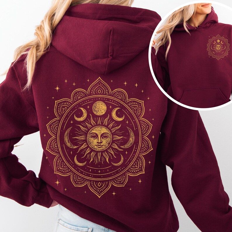 Puede incluir: Sudadera con capucha burdeos con un dise&ntilde;o de mandala dorado de sol y luna en la espalda y una versi&oacute;n m&aacute;s peque&ntilde;a en la parte delantera. La sudadera tiene una capucha con cord&oacute;n y un bolsillo delantero. El dise&ntilde;o presenta una cara de sol, lunas crecientes y estrellas.