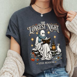 Maglietta "La notte più lunga continua a leggere", Maglietta "Fantasma invernale", Maglietta per amanti dei libri del solstizio, Regalo accogliente per lettori