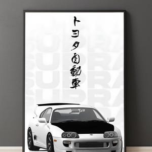 Może przedstawiać: Oprawiony pionowy plakat przedstawiający biały samochód sportowy Toyota Supra z czarną maską i tylnym spojlerem. Tło jest białe z bladym, powtarzającym się tekstem. Pionowe japońskie znaki są wydrukowane na czarno nad samochodem.