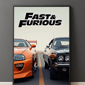 Puede incluir: Póster enmarcado con dos coches en una carretera, uno naranja y otro negro. El coche naranja está a la izquierda y el coche negro a la derecha. Las palabras "Fast & Furious" están impresas en letras negras grandes en la parte superior.