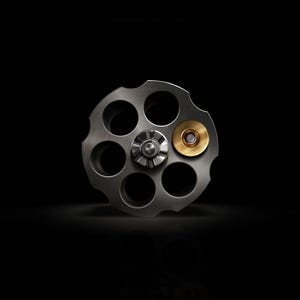 Puede incluir: Primer plano de un tambor de revólver con seis recámaras. El cilindro metálico es plateado, con una bala de latón en una de las recámaras. El fondo negro resalta el brillo metálico y los detalles del componente del arma de fuego.