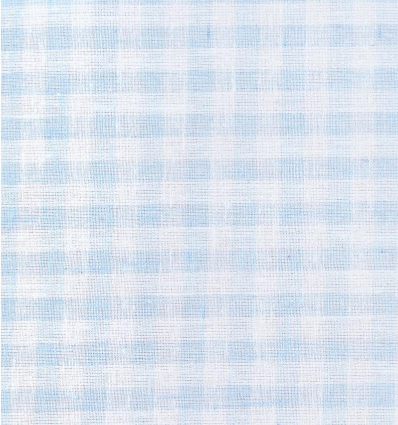 Puede incluir: Primer plano de una tela de cuadros vichy azul claro y blanco. La tela tiene una textura tejida y un patr&oacute;n de cuadros cl&aacute;sico. Los cuadrados son de tama&ntilde;o uniforme, creando un dise&ntilde;o limpio y sencillo.