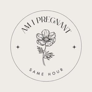 以下が含まれることがあります： 上部に「AM I PREGNANT」、下部に「SAME HOUR」と書かれた円形のグラフィック。詳細な白黒の花のイラストが中央にあります。2つの小さなスターバーストが花の両側にあります。背景は薄いベージュです。
