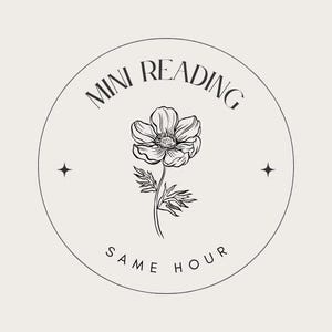 以下が含まれることがあります： 「MINI READING」と「SAME HOUR」の文字が入った円形のグラフィック。詳細な白黒の花のイラストが中央にあります。円の両側に小さな星が2つあります。
