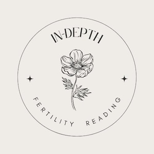 Könnte beinhalten: Rundes Logo mit den Worten "IN-DEPTH" oben und "FERTILITY READING" unten. In der Mitte eine detaillierte schwarz-weiße Blumenillustration. Zwei kleine Sternchen flankieren die Blume. Der Hintergrund ist hellbeige.