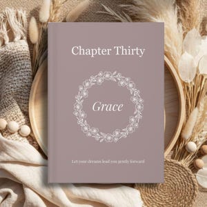 Może przedstawiać: Fioletowy notatnik z napisem "Chapter Thirty" na górze i "Grace" w kwiatowym wieńcu pośrodku. Na dole znajduje się fraza "Let your dreams lead you gently forward". Notatnik leży na drewnianej tacy z suszonymi kwiatami.