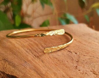 Gehämmertes Gold Offene Manschette Armband, Minimalist Armreif