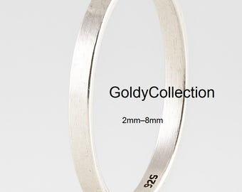 Puede incluir: Un anillo de plata con una banda plana de 2 mm de ancho. El anillo está estampado con "925" y el texto "GoldyCollection 2mm-8mm" es visible. El anillo tiene un diseño simple y elegante.