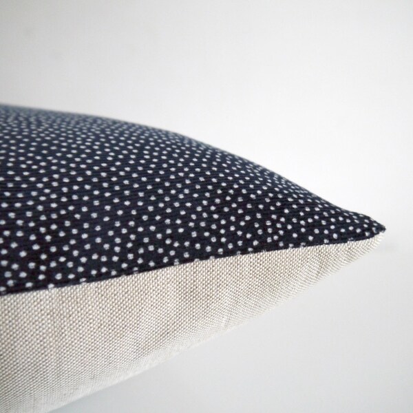 Oreiller de jet de velours bleu foncé avec des taches blanches, coussins/couverture de décoration moderne
