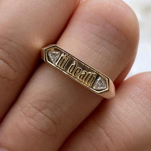 バースタイルの刻印入りバンド、ティルデスフラッシュセットの結婚指輪、トリリオンカットのハーフエタニティエンゲージリング、14KゴールドのToi Et Moiスタッカブルバンド