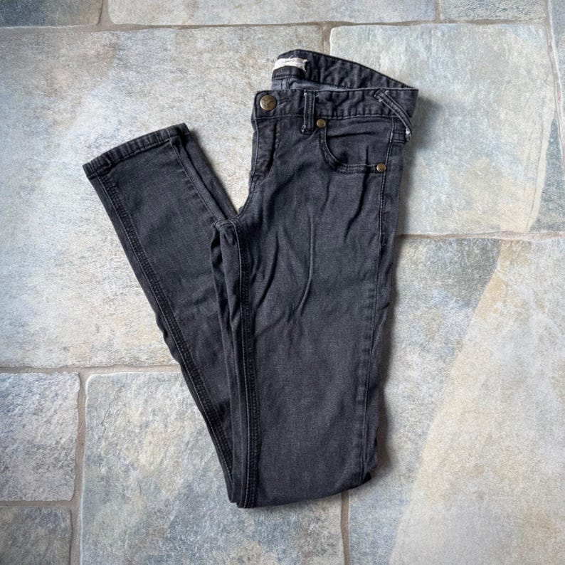 Vaqueros ajustados negros elásticos Y2K Free People, talla 27, tiro bajo, grunge, emo, indie imagen 1