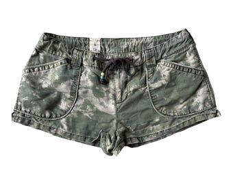 Shorts utilitarios de tiro bajo estilo Y2K de Free People, color verde tie-dye, con cordón ajustable y cuentas, talla 6