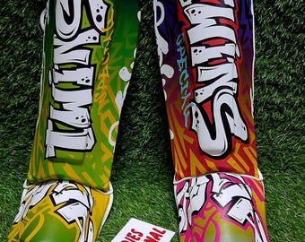 Espinilleras de fútbol con grafitis llamativos – Espinilleras de fútbol personalizadas – Protección con un vibrante estilo urbano