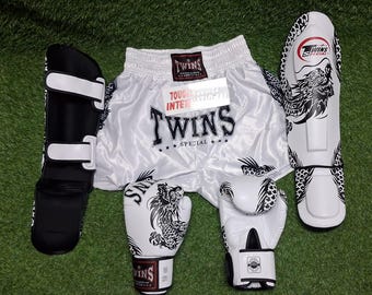 Komplet sprzętu do muay thai, biało-czarne rękawice bokserskie z motywem smoka, ochraniacze na piszczele i spodenki do tajskiego boksu, kompletny zestaw do kickboxingu Twins Special Style