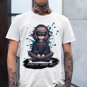 Könnte beinhalten: Weißes T-Shirt mit einem digitalen Kunstdesign. Die Grafik zeigt eine sitzende Figur in einem Kapuzenpullover und einem digitalen Visier, mit dem Text "ERROR 404" auf dem Visier. Das Shirt hat auch den Text ".REALITY? ERROR 404." unter der Figur.