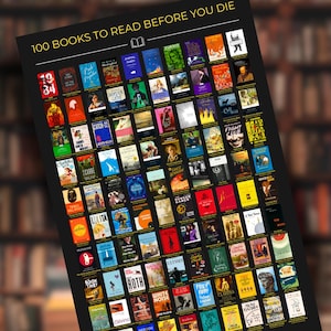 Può includere: Poster nero intitolato "100 libri da leggere prima di morire" con una griglia di copertine di libri. Le copertine sono diverse per colore e design, con titoli e autori visibili. Il poster è ambientato su uno sfondo sfocato di scaffali.