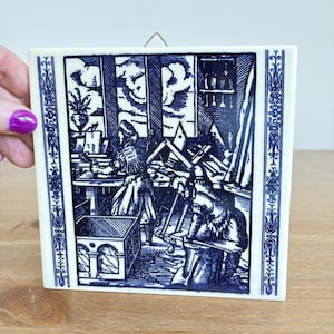 Azulejos de cerámica Villeroy & Boch de mediados de siglo: escena artesanal en azul y blanco, decoración de estilo rural cottagecore.