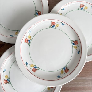 Op de afbeelding: Een set van drie keramische mokken met een gespikkelde, matte afwerking. De mokken zijn in crème, lichtgrijs en donkergrijs. Elke mok heeft een eenvoudig, minimalistisch ontwerp, perfect voor koffie of thee.