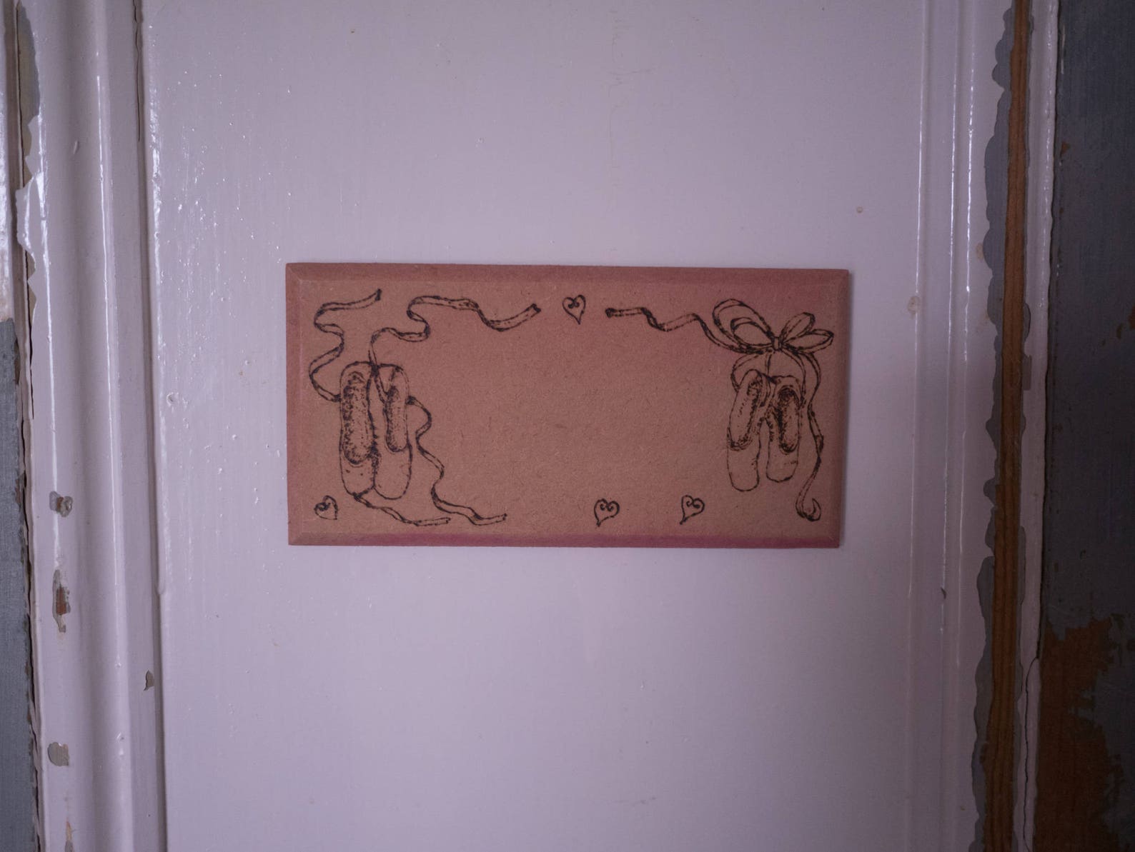 personalised ballerina bedroom door plaque, personalized engraved ballet shoes sign. girl's birthday gift, pink name sign, d