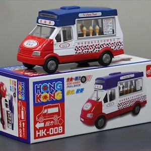 Puede incluir: Un juguete de furgoneta de helados en miniatura, predominantemente rojo, blanco y azul. El juguete lleva la etiqueta "Ice Cream Truck" y se presenta en una caja con "Hong Kong" y "HK-008" impresos. La furgoneta tiene una función de retroceso.