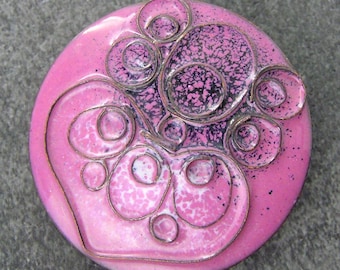 Anja Mäkinen Broche Cloisonné em cobre e esmalte, Finlândia, década de 1970