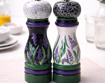 Juego de molinillo de sal y pimienta de lavanda pintado a mano • Arte de cocina funcional • Decoración floral para la cocina • Regalo único para inauguración de la casa