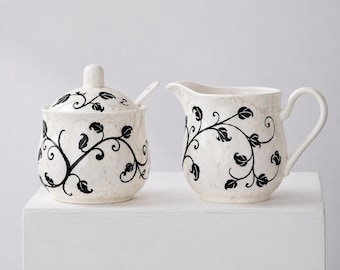 Handbemalter Zucker und Milchkännchen • Weißes und schwarzes Blumendekor • Eleganter Esstisch • Einzigartiges Einweihungsgeschenk • Nachfüllbare Mühlen