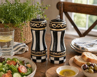 Juego de molinillos de sal y pimienta en blanco y negro, pintados a mano con detalles dorados, elegante decoración de cocina, base a cuadros, regalo de lujo para anfitrionas.