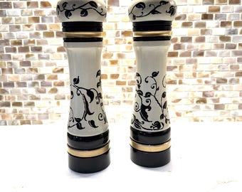 Juego de molinillos de sal y pimienta pintados a mano • Decoración floral en blanco y negro • Elegante mesa de comedor • Regalo único para inauguración de la casa • Molinillos recargables