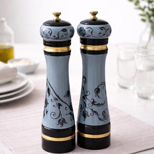 Juego de molinillos de sal y pimienta pintados a mano: diseño de pergamino azul y negro / Decoración de cocina rústica / Juego de molinillos de pimienta de madera / Conejo blanco