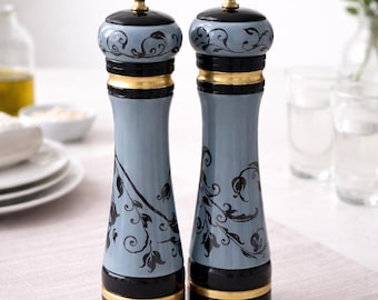 Juego de molinillos de sal y pimienta pintados a mano: diseño de pergamino azul y negro / Decoración de cocina rústica / Juego de molinillos de pimienta de madera / Conejo blanco