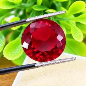 Burma-Rubin, 10-12 Karat, natürlicher Taubenblut-Rubin im Rundschliff, loser Edelstein, ideal für hochwertigen Schmuck wie Verlobungsringe.