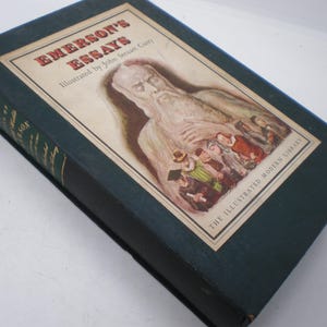 Pode incluir: Um livro encadernado em azul com o t&iacute;tulo "Emerson's Essays" e uma ilustra&ccedil;&atilde;o de um homem com barba e um grupo de pessoas &agrave; sua frente. O livro faz parte da s&eacute;rie "The Illustrated Modern Library".