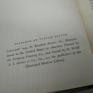 Pode incluir: Uma imagem em preto e branco da p&aacute;gina de direitos autorais de um livro. O texto diz "Designed by Stefan Salter. Copyright 1944, by Random House, Inc. Manufactured in the United States of America. Printed by the Parkway Printing Co., and bound by H. Wolff. A. S. Barnes & Co., Inc., are the publishers of the Illustrated Modern Library."