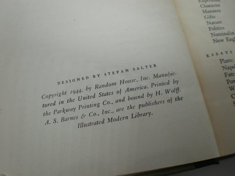 Pode incluir: Uma imagem em preto e branco da p&aacute;gina de direitos autorais de um livro. O texto diz "Designed by Stefan Salter. Copyright 1944, by Random House, Inc. Manufactured in the United States of America. Printed by the Parkway Printing Co., and bound by H. Wolff. A. S. Barnes & Co., Inc., are the publishers of the Illustrated Modern Library."